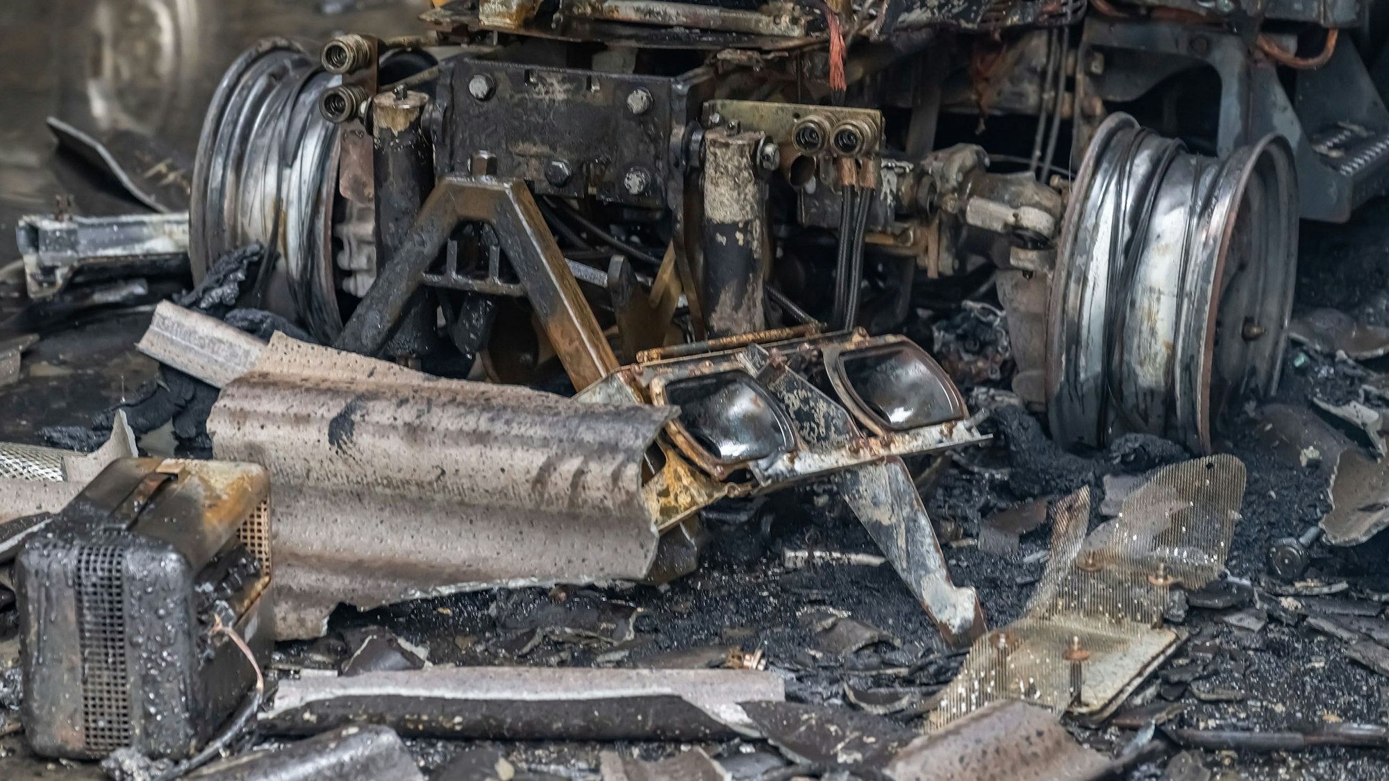 Blick auf eine verkohlte Brandstelle.