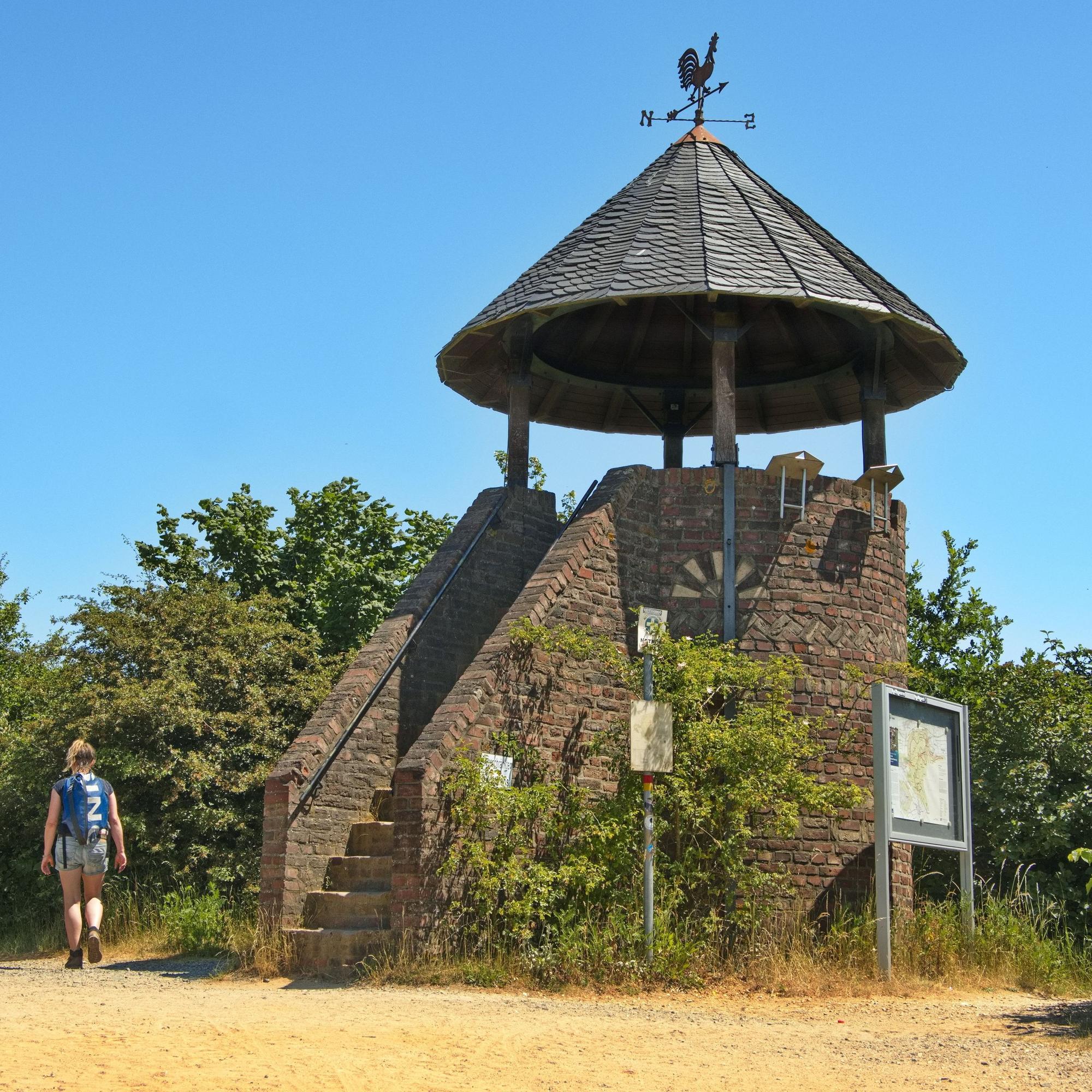 Der Römerturm auf der Sophienhöhe steht in der Sonne.