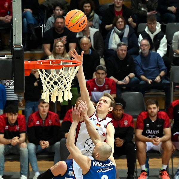 04.12.2022-Basketball-Bayer Giants-Bremerhafen
oben: Lennart Litera (Bayer)
Foto: Uli Herhaus