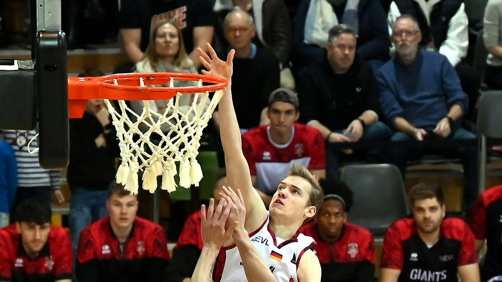 04.12.2022-Basketball-Bayer Giants-Bremerhafen
oben: Lennart Litera (Bayer)
Foto: Uli Herhaus