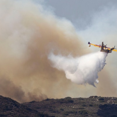 Waldbrand auf Rhodos: Mit einem Löschflugzeug kämpft die Feuerwehr gegen die Flammen, tausende Menschen mussten vor dem Feuer fliehen.