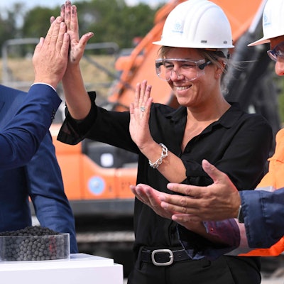 Grund zur Freude: Bundeswirtschaftsminister Robert Habeck und NRW-Wirtschaftsministerin Mona Neubaur beim High-five nach der Übergabe des millionenschweren Förderbescheids.
