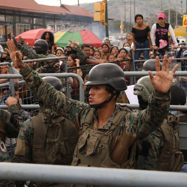 Ecuador, Guayaquil: Ein Soldat bittet die Freunde und Familienangehörigen von Häftlingen, die nach einem Gewaltausbruch im Litoral-Gefängnis um Ruhe.