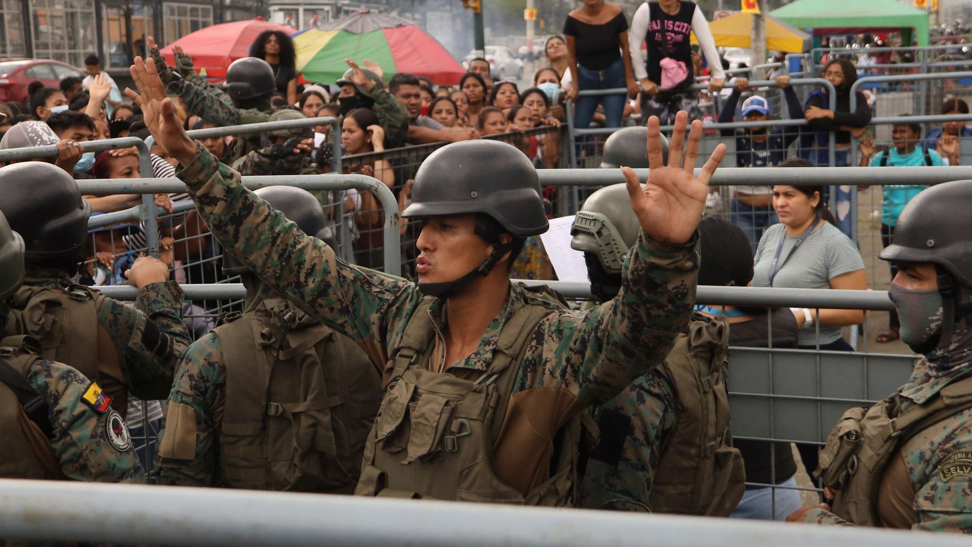 Ecuador, Guayaquil: Ein Soldat bittet die Freunde und Familienangehörigen von Häftlingen, die nach einem Gewaltausbruch im Litoral-Gefängnis um Ruhe.