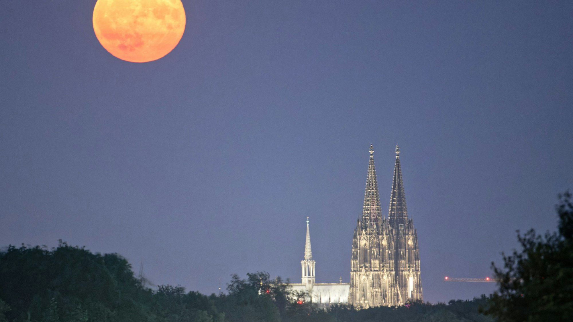 Der Vollmond geht über dem Kölner Dom auf. (Symbolbild)