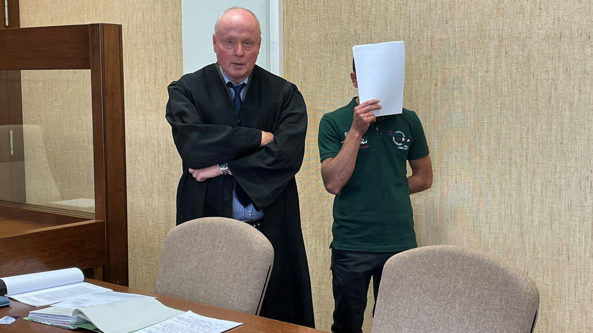 Der Angeklagte mit seinem Verteidiger Mario Geuenich beim Prozessauftakt im Landgericht Köln.