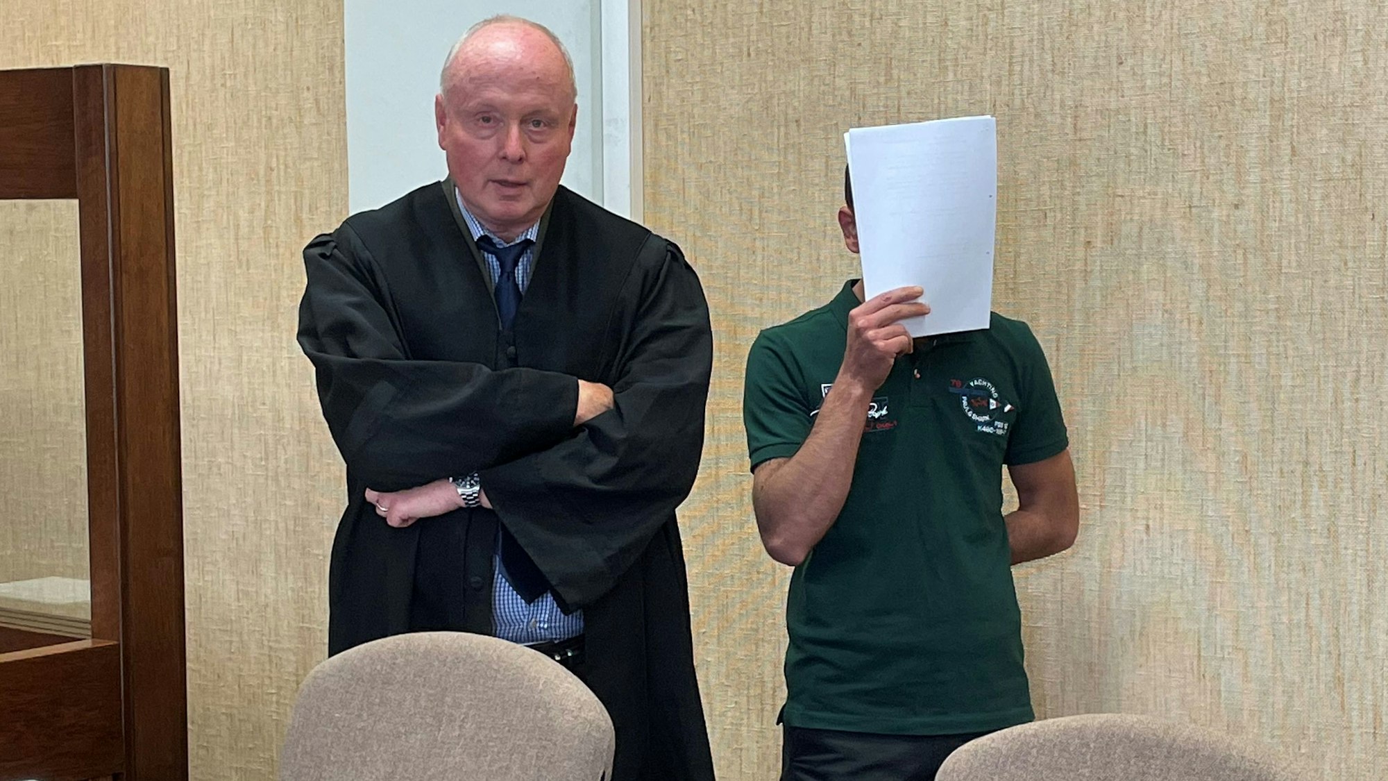 Der Angeklagte mit seinem Verteidiger Mario Geuenich beim Prozessauftakt im Landgericht Köln.