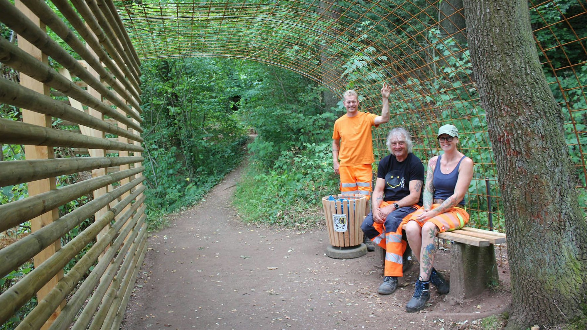 Das Foto zeigt drei Mitarbeiter des Bauhofs auf dem neu gestalteten Ruheplatz.