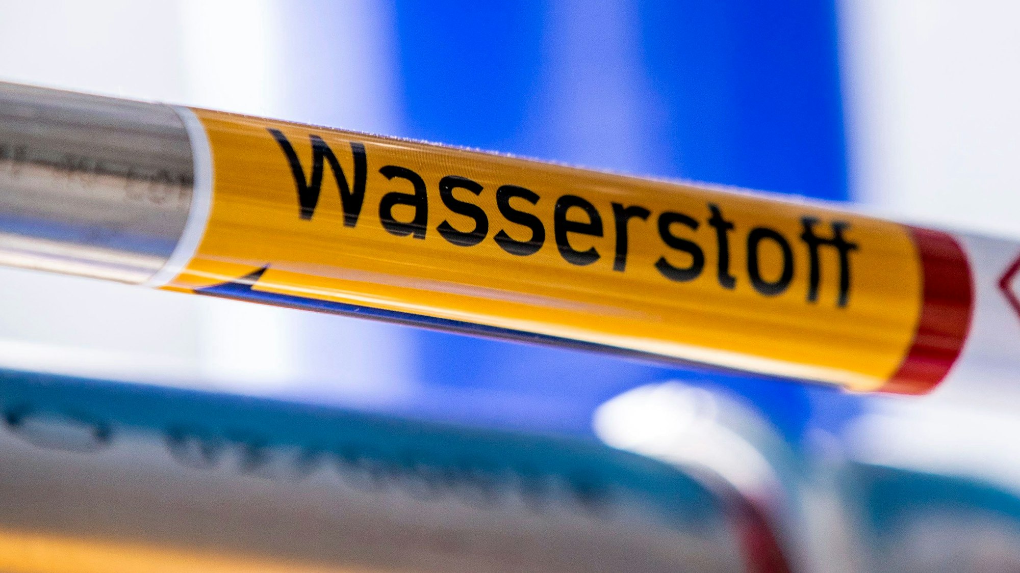 Ein mit der Aufschrift «Wasserstoff» gekennzeichnete Rohrleitung ist in der Brennstoffzelle eines Wasserstoff-Kraftwerks.