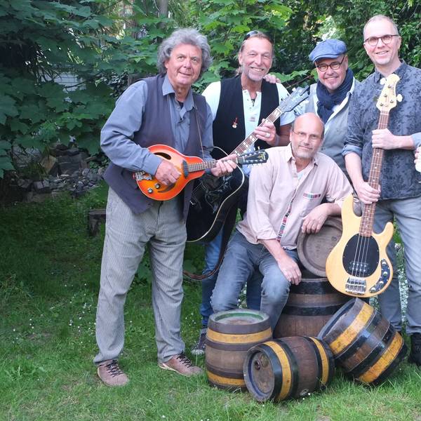 Sechs Männer halten Musikinstrumente in den Händen