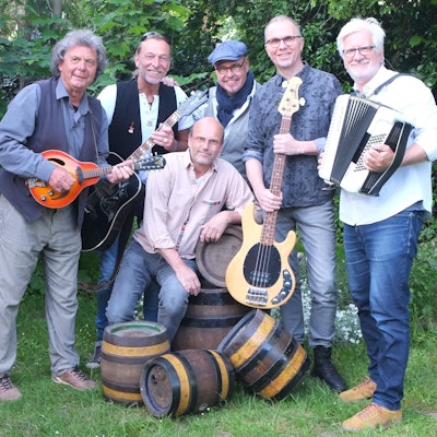 Sechs Männer halten Musikinstrumente in den Händen