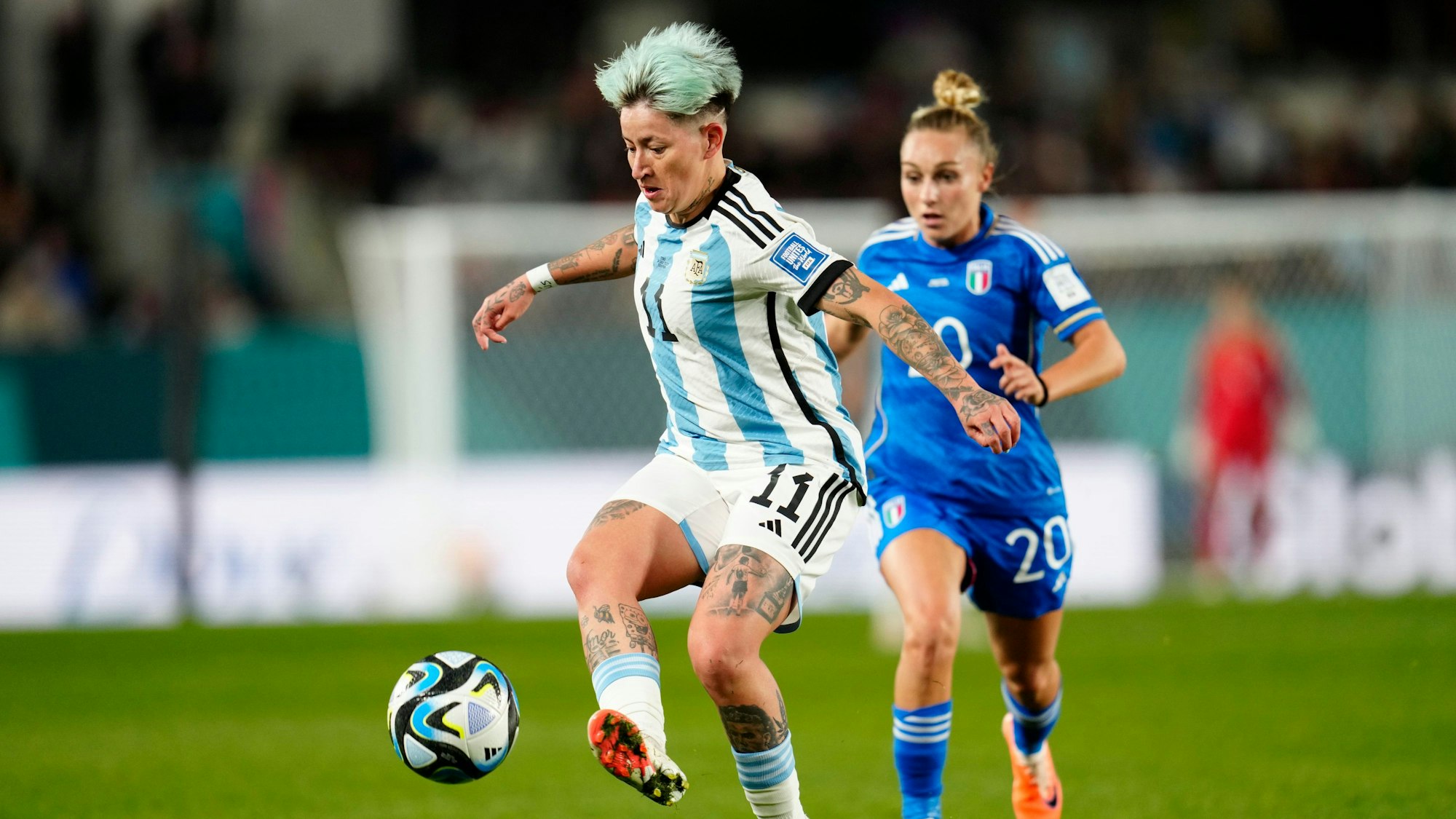 Argentiens Yamila Rodriguez (l) kontrolliert den Ball.