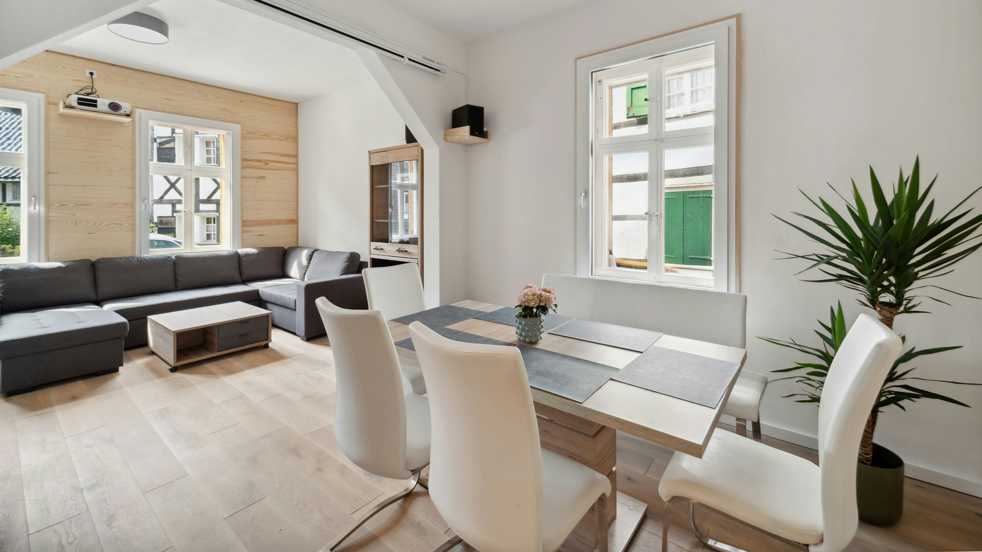 Im Wohnzimmer wurden alle Wände und der Fußboden mit Eichen- und Lärchenholz gedämmt.