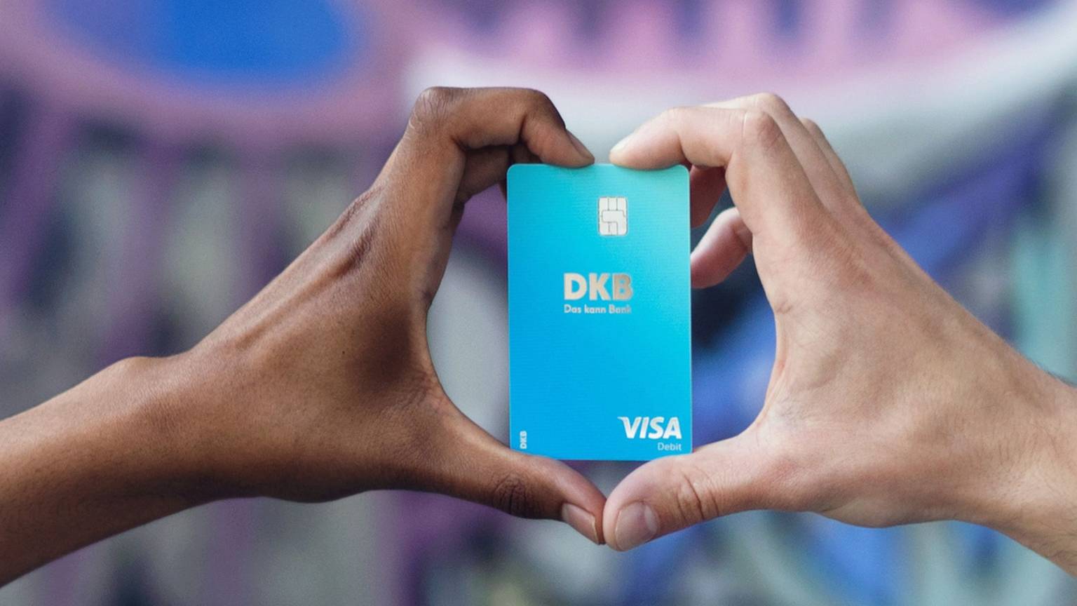 Visa-Karte mit Herzhänden