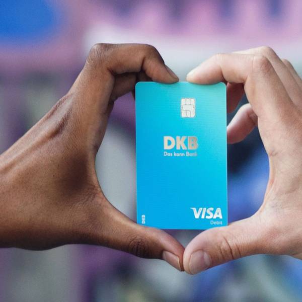 Visa-Karte mit Herzhänden