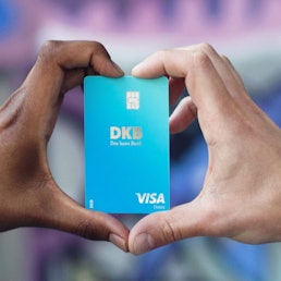 Visa-Karte mit Herzhänden