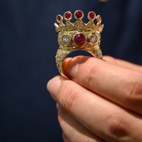 Der mit Diamanten und Rubinen besetzte Goldring von Rapper Tupac Shakur