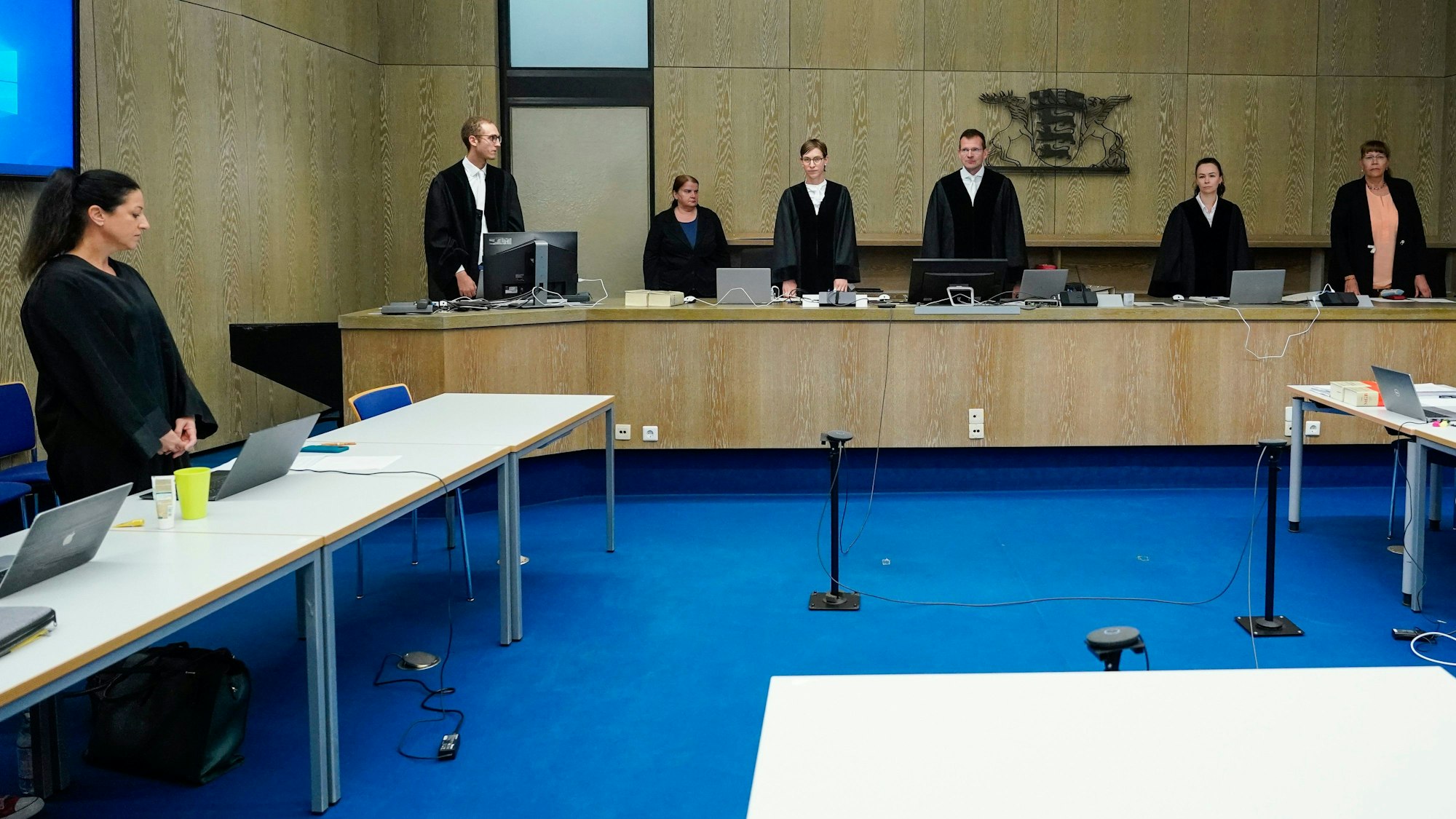 Inga Berg, Verteidigerin des Angeklagten, steht im Verhandlungssaal des Landgerichts Mannheim bei Einzug des Richters Gerd Rackwitz neben einem leeren Stuhl.