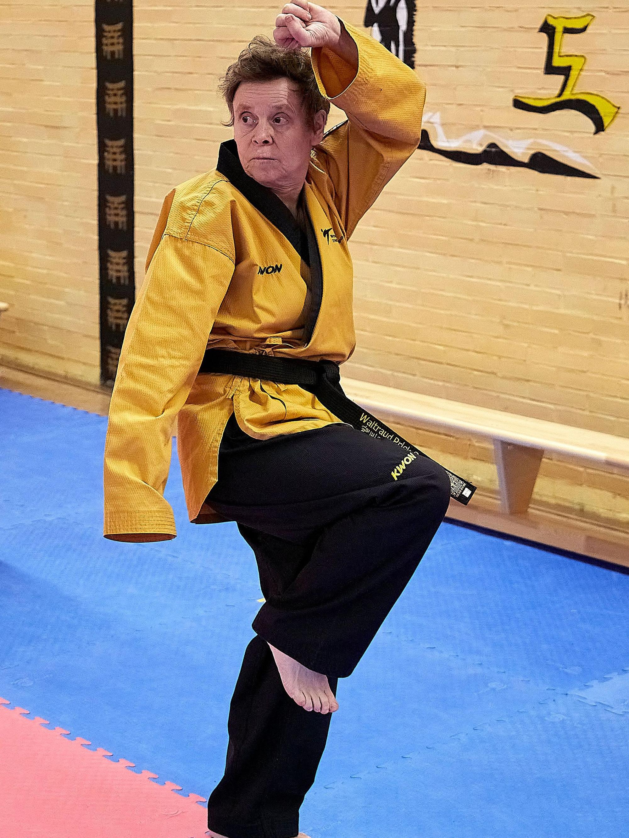 Das Bild zeigt Waltraud Prick-Schorn beim Taekwondo-Training.