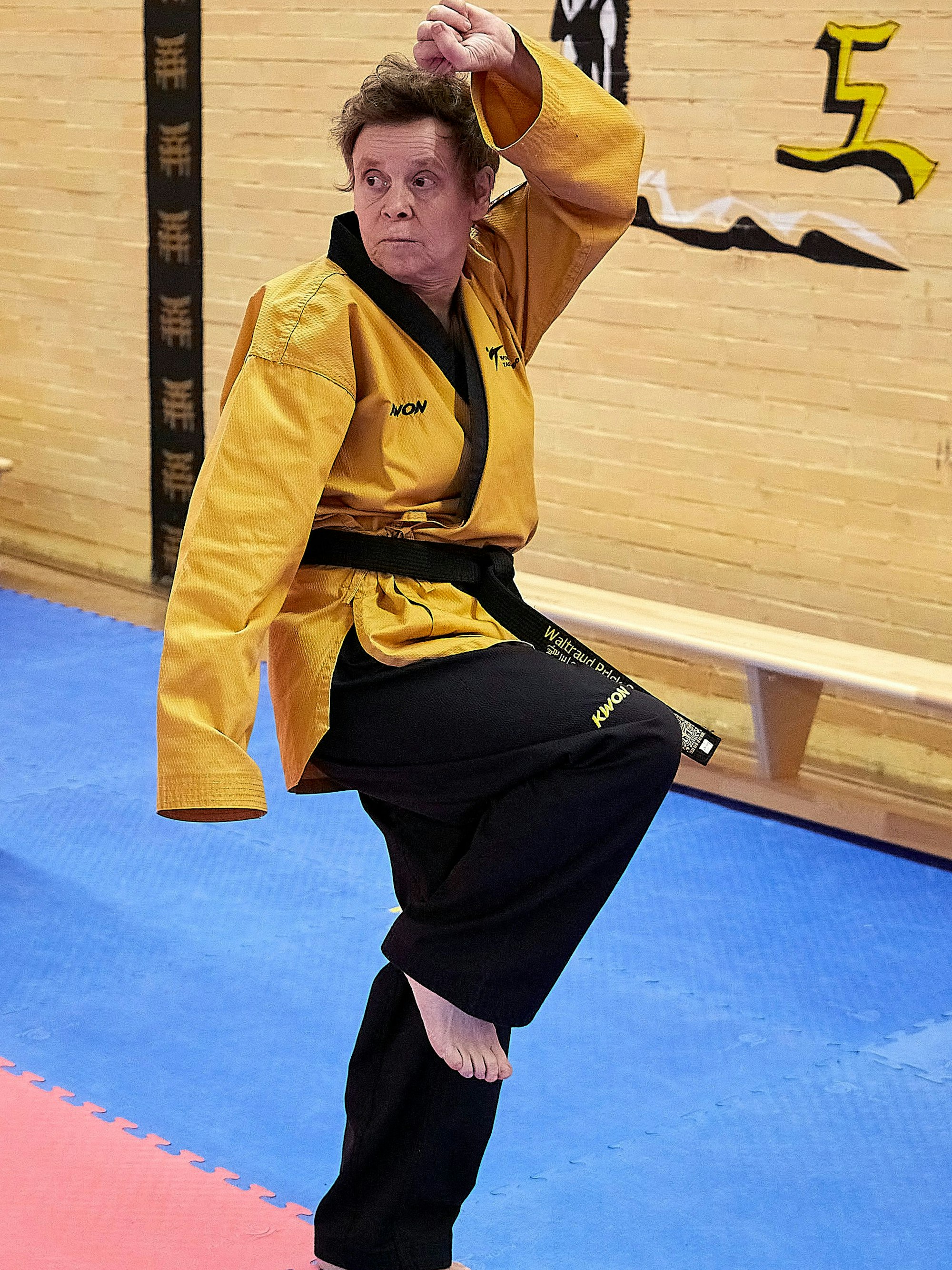 Das Bild zeigt Waltraud Prick-Schorn beim Taekwondo-Training.