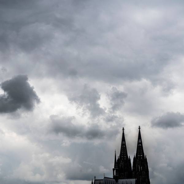 Eine leitende Mitarbeiterin des Erzbistums Köln hat ein wegweisendes Urteil gegen ihren Arbeitgeber erstritten. Unser Bild zeigt den Dom vor dunklen Wolken.