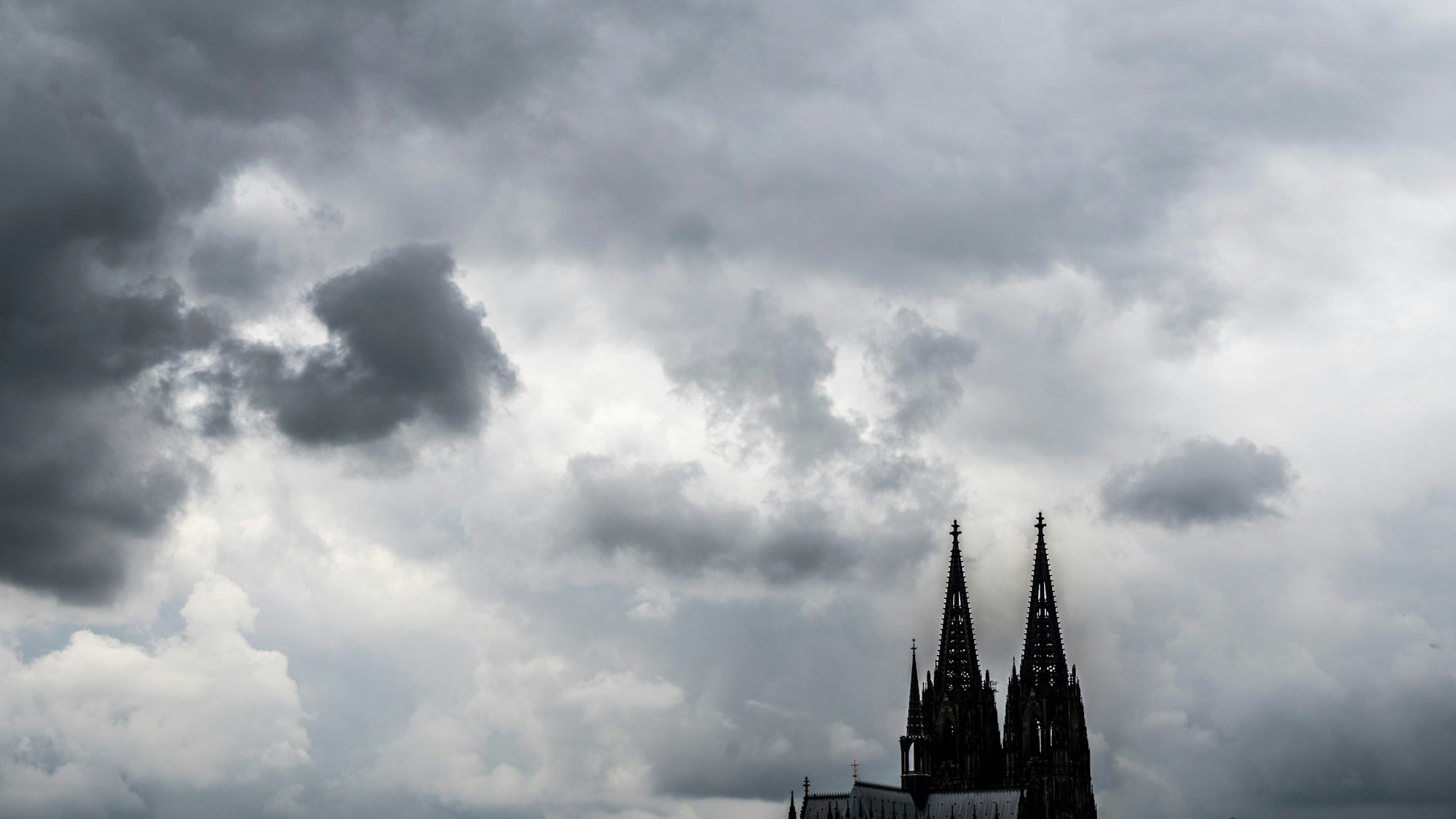 Über der Stadt hängen dunkle Wolken.