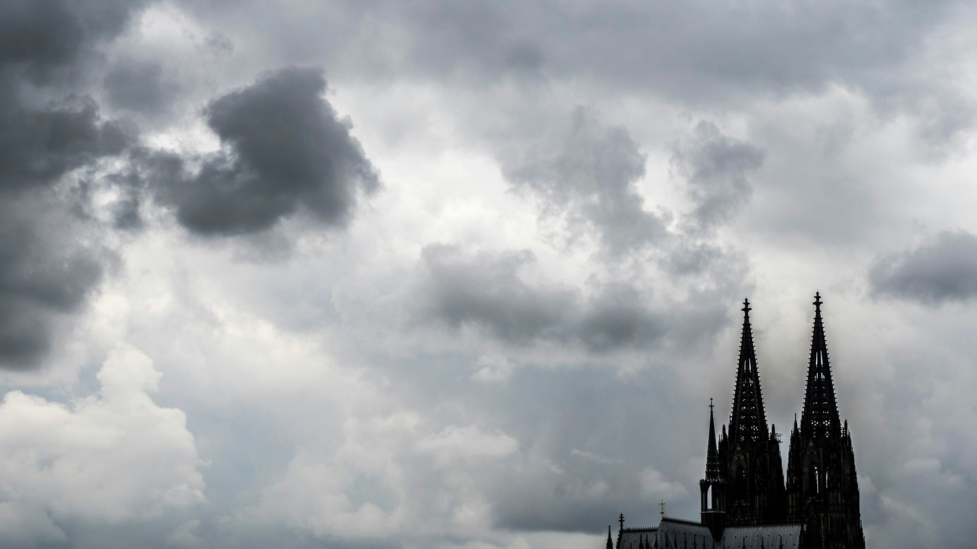 25.07.2023, Köln: Über der Stadt hängen dunkle Wolken. Foto: Uwe Weiser