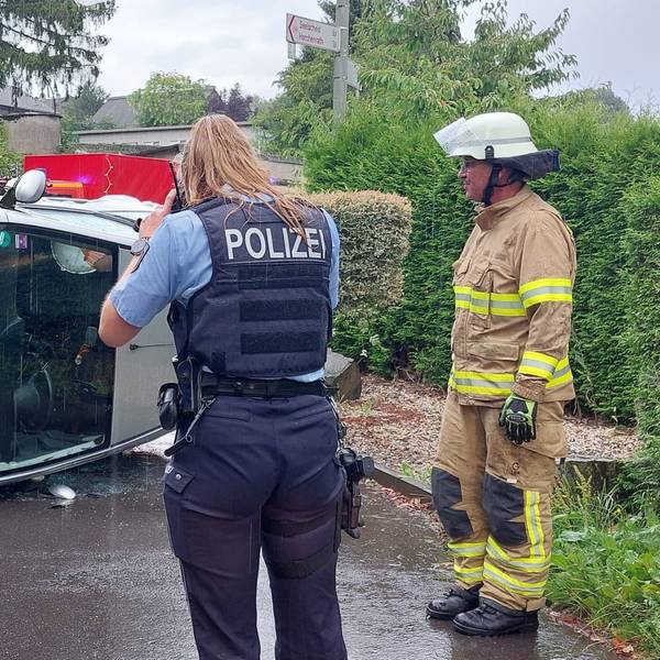 Der Toyota kippte nach dem Zusammenstoß auf die Fahrerseite. Die Feuerwehr befreite die 33-jährige Fahrerin und bewegte das Auto zurück auf die Räder. Die Polizei dokumentierte die Spuren.