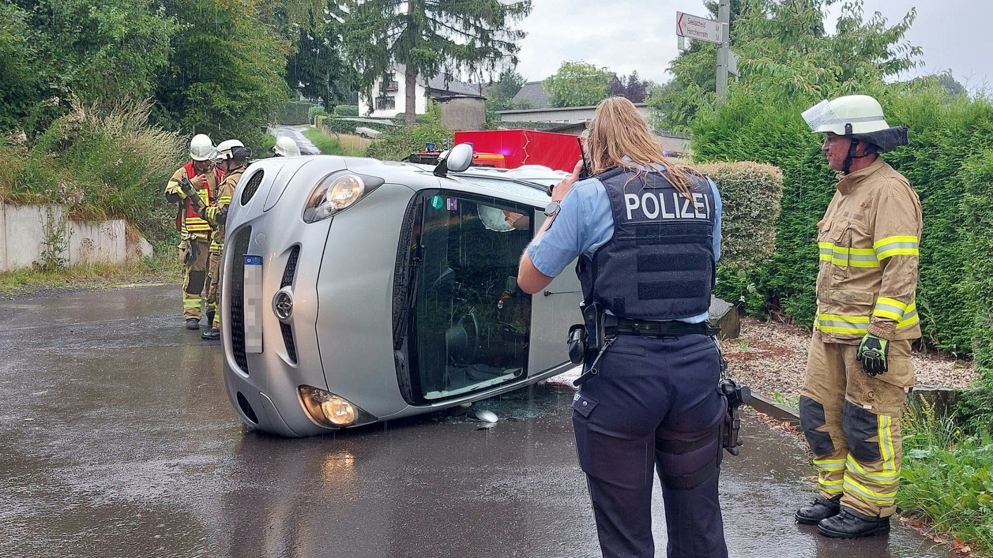 Der Toyota kippte nach dem Zusammenstoß auf die Fahrerseite. Die Feuerwehr befreite die 33-jährige Fahrerin und bewegte das Auto zurück auf die Räder. Die Polizei dokumentierte die Spuren.
