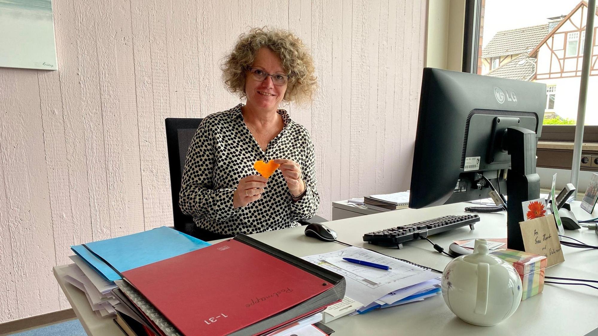 Anna-Katharina Horst, Bürgermeisterin von Weilerswist, sitzt in ihrem Büro an einem Schreibtisch.