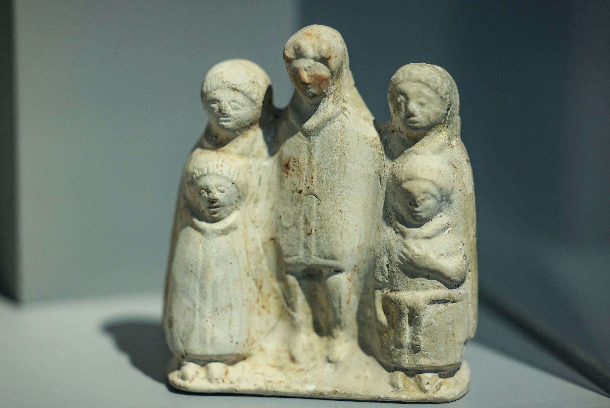 Kleine Skulptur einer römischen Reisegruppe.