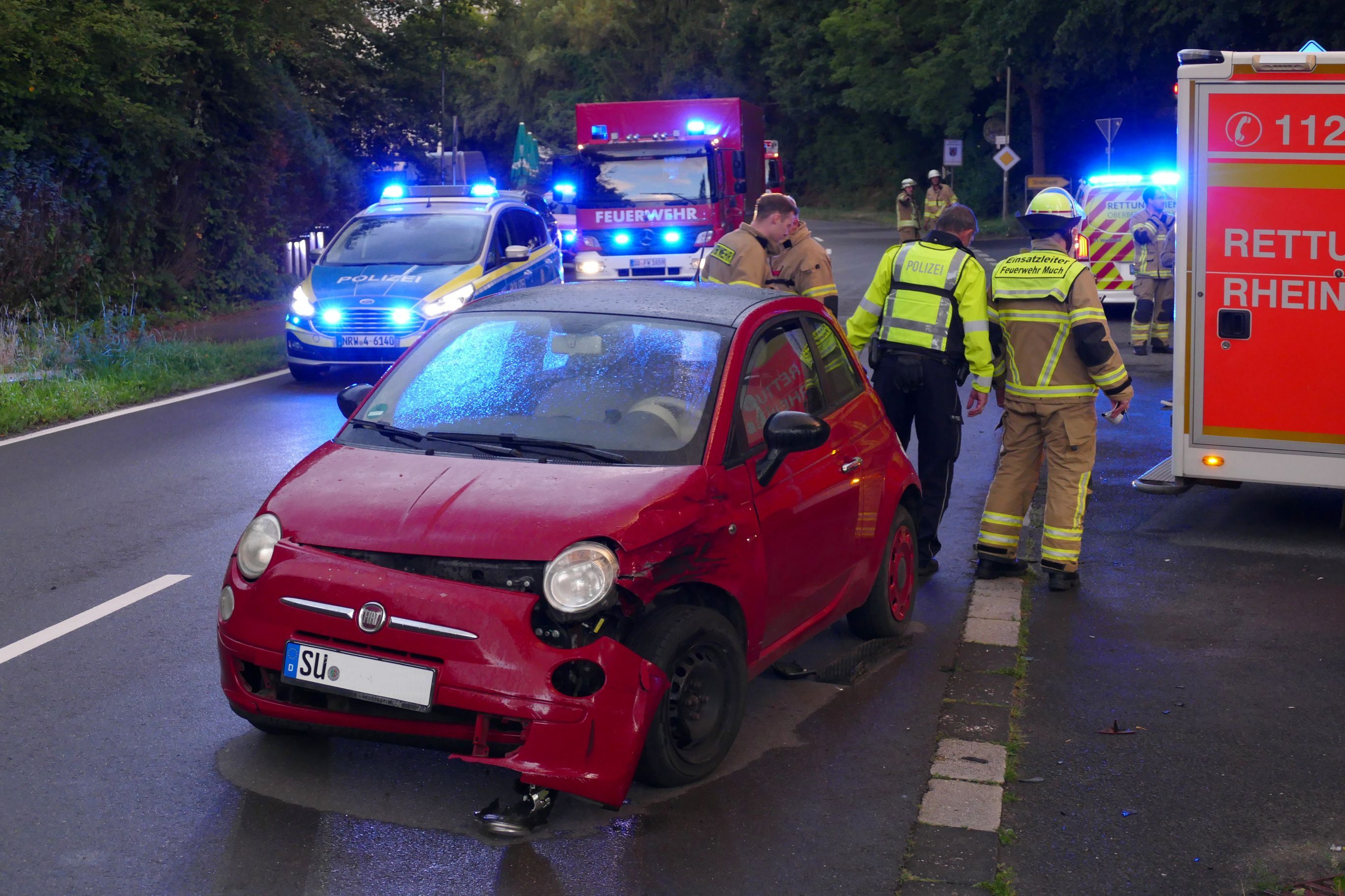 Ein roter Fiat mit Unfallschaden an der linken Frontseite.