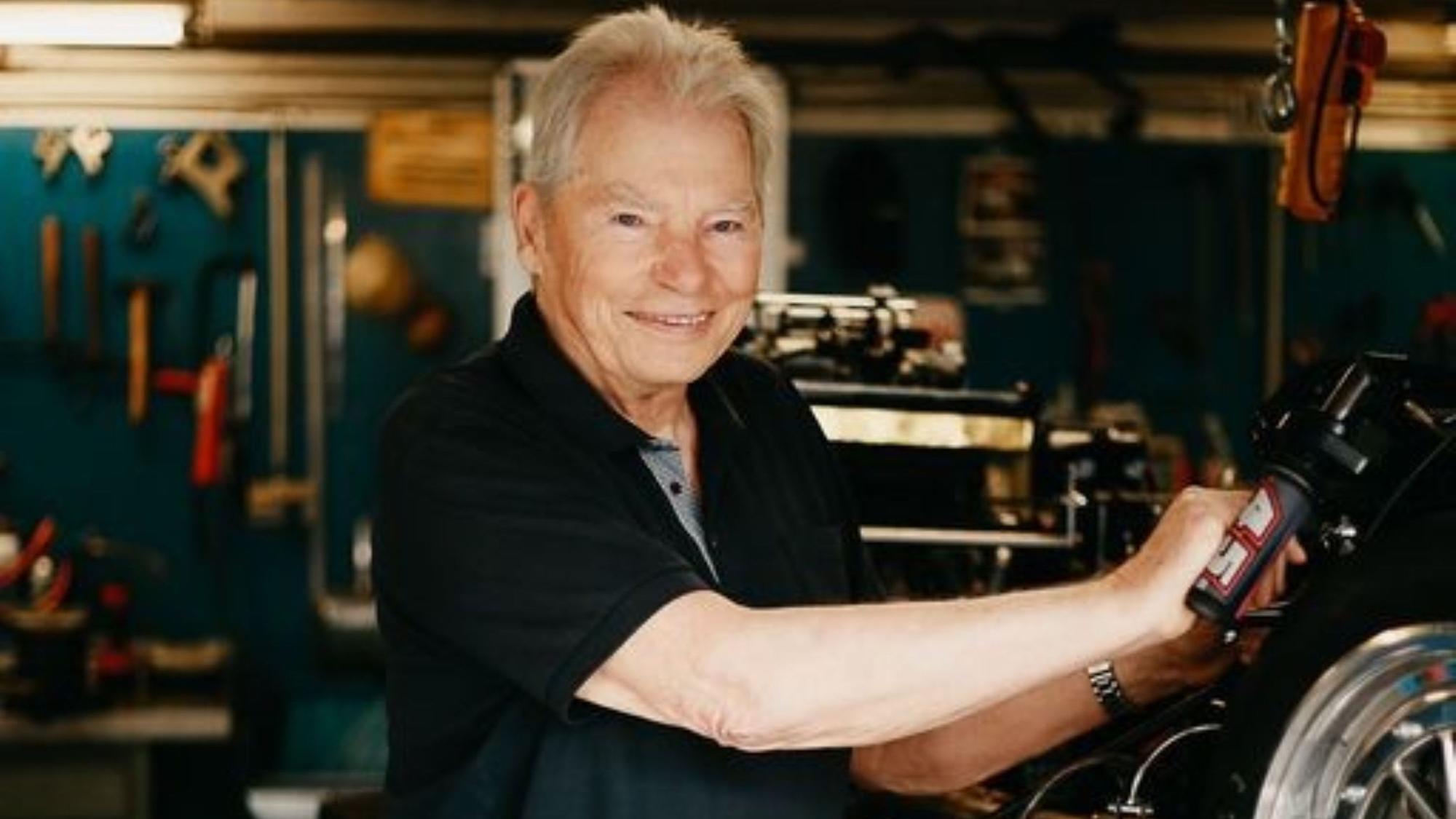 Rolf Steinhausen arbeitet am Seitenwagen.