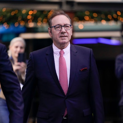 26.07.2023, Großbritannien, London: Kevin Spacey (M), Schauspieler aus den USA, kommt am Southwark Crown Court an.