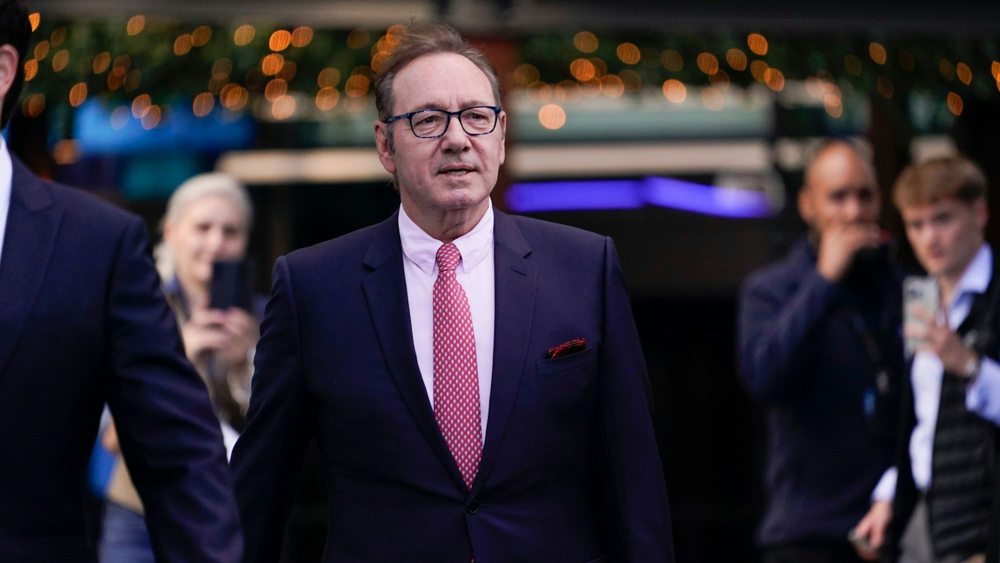 26.07.2023, Großbritannien, London: Kevin Spacey (M), Schauspieler aus den USA, kommt am Southwark Crown Court an.