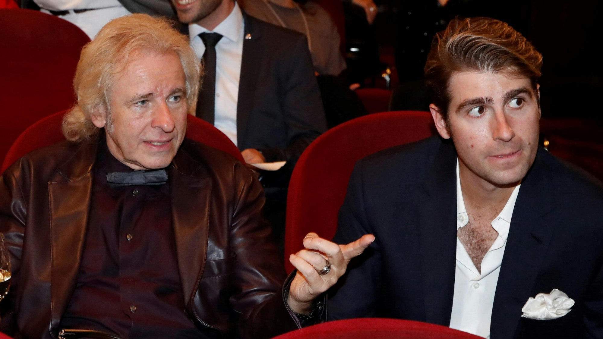 Thomas Gottschalk mit seinem Sohn Roman Gottschalk in einem Kinosaal.