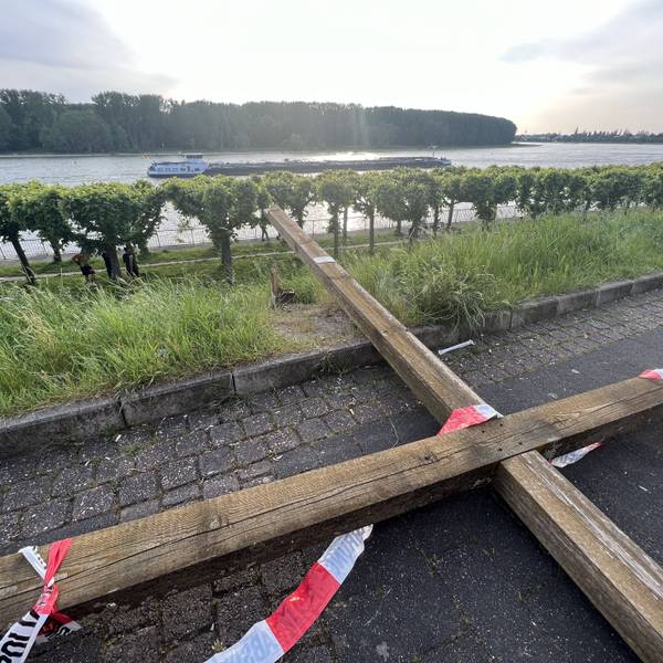 Das Kreuz liegt auf dem Boden.