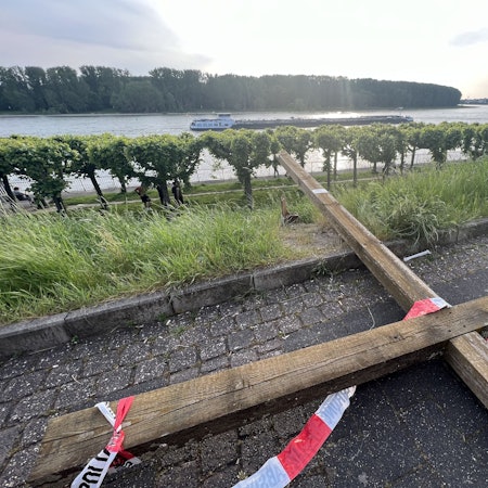 Das Kreuz liegt auf dem Boden.