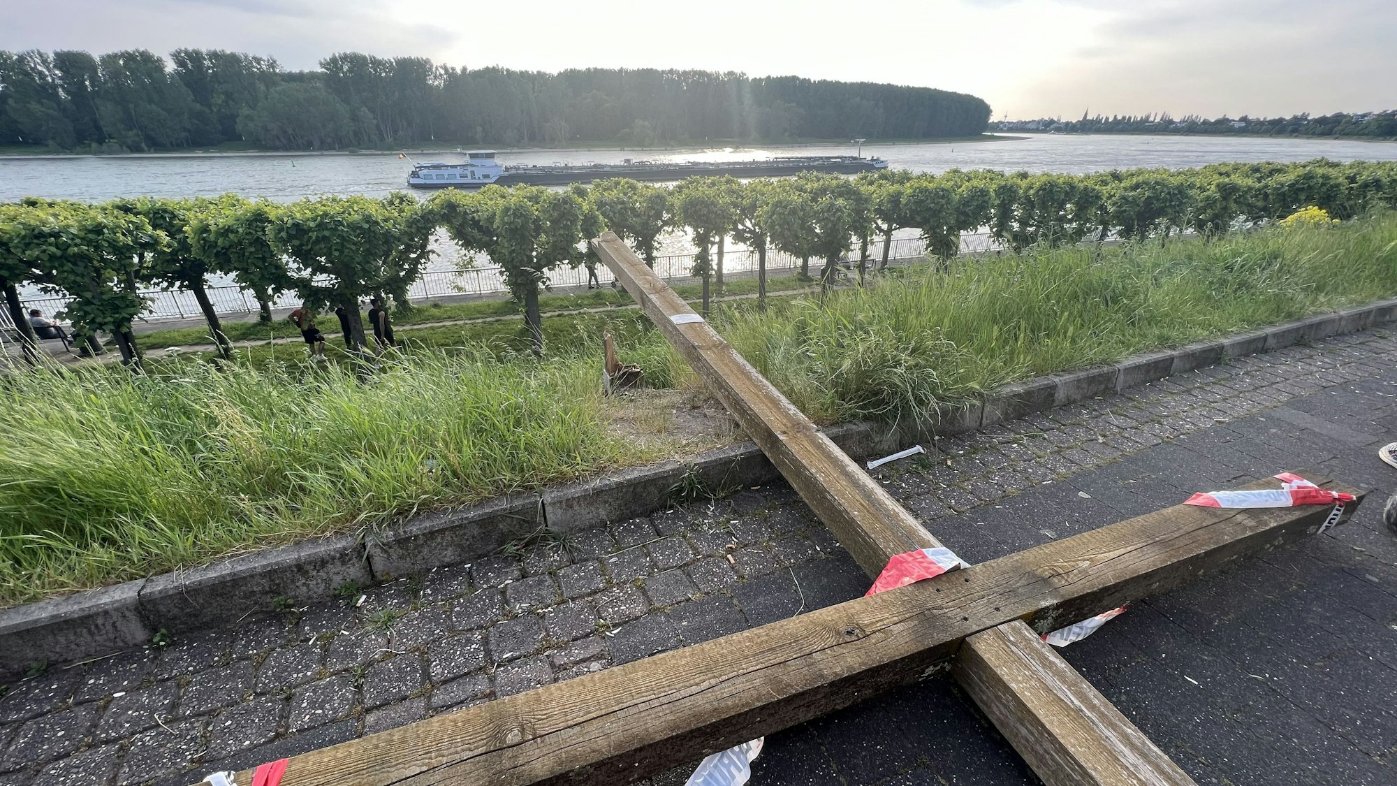 Das Kreuz liegt auf dem Boden.