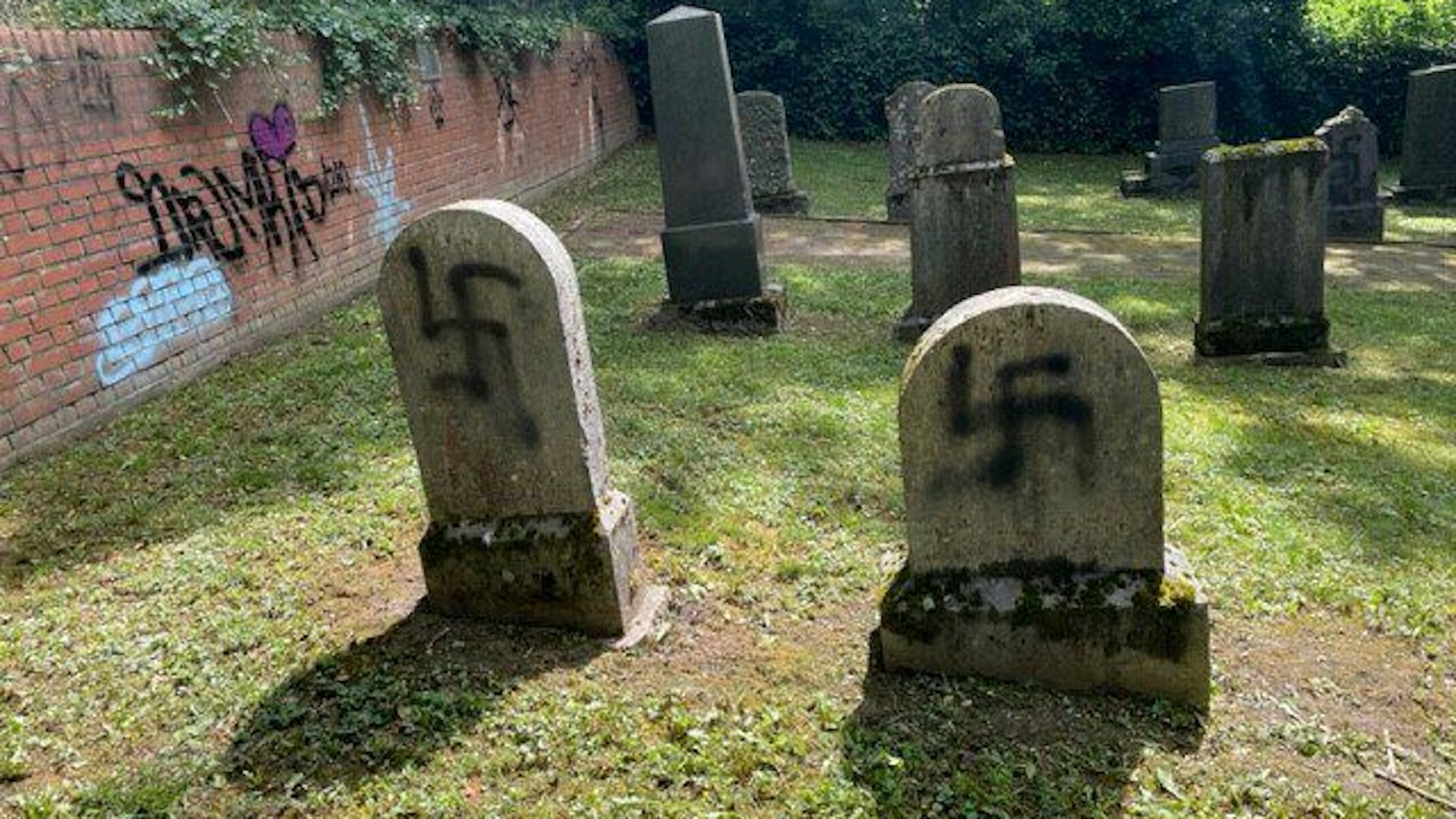Nordrhein-Westfalen, Würselen: Gräber auf dem jüdischen Friedhof in Würselen sind mit Hakenkreuzen beschmiert worden, der Staatsschutz ermittelt.