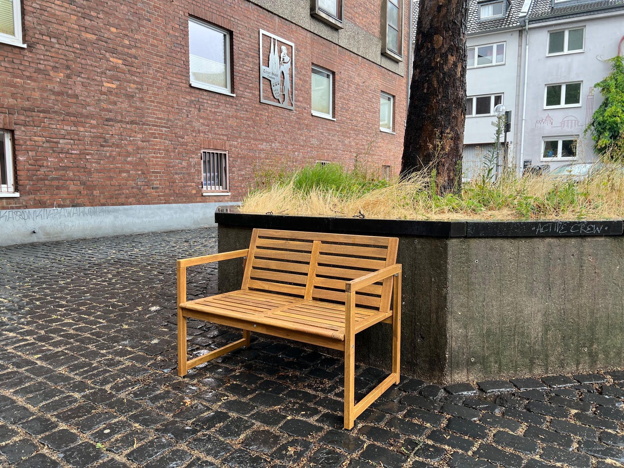 Bank an der Ursulakirche, aufgestellt von der Seniorenvertretung Innenstadt