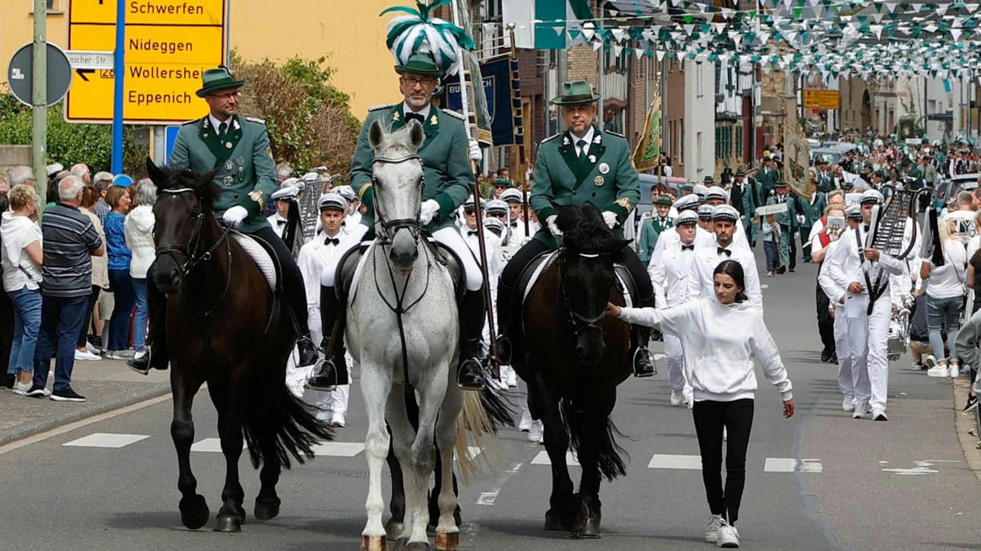 Das Foto zeigt den Festzug, der durch Bürvenich geht.