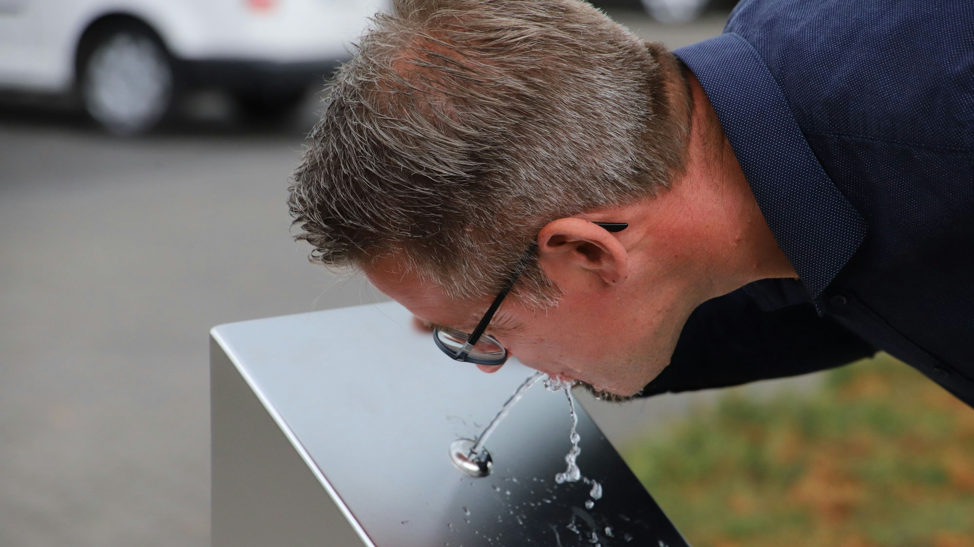 Der Technische Geschäftsführer der Stadtwerke, Dr. Volker Erbe, genehmigt sich einen kräftigen Schluck guten Wahnbachtalsperrenwassers.