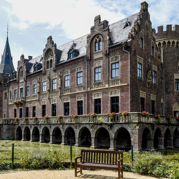 Mit vielen Zinnen, Türmchen und Balustraden bietet Schloss Paffendorf einen malerischen Anblick inmitten seines Burggrabens.