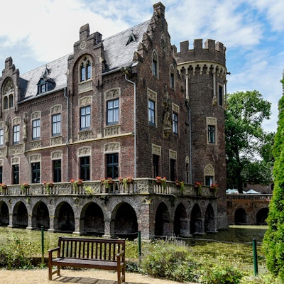 Mit vielen Zinnen, Türmchen und Balustraden bietet Schloss Paffendorf einen malerischen Anblick inmitten seines Burggrabens.