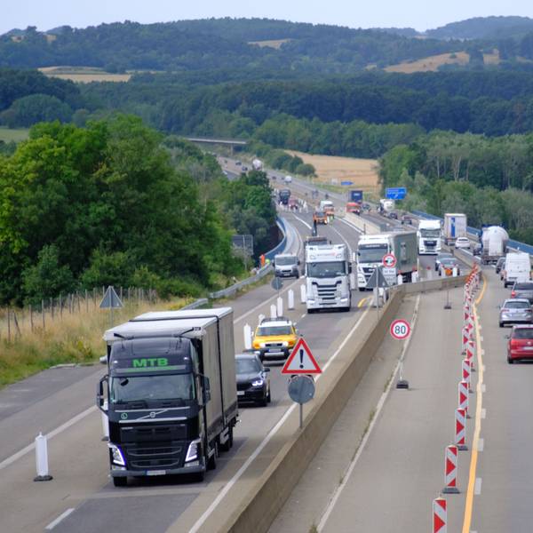 Bei einer Autobahnbaustelle wird der Verkehr auf eine Fahrspur je Richtung verengt.