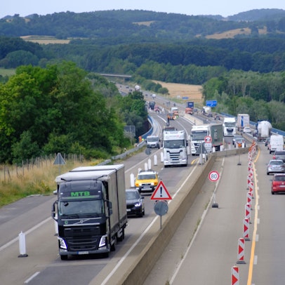 Bei einer Autobahnbaustelle wird der Verkehr auf eine Fahrspur je Richtung verengt.
