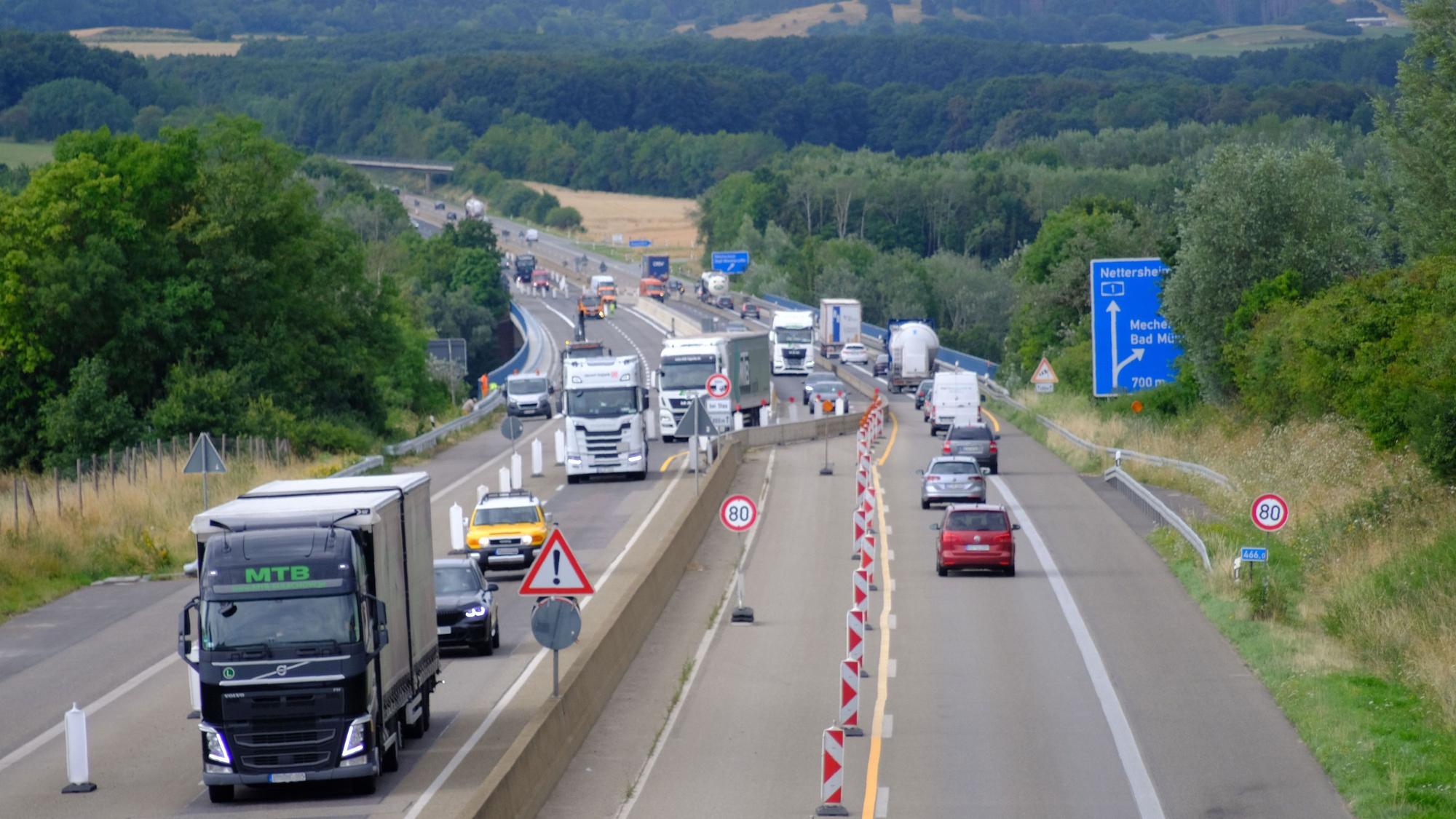 Bei Arbeiten an der Krebsbachtalbrücke wurde der Verkehr auf jeweils eine Fahrspur verengt.