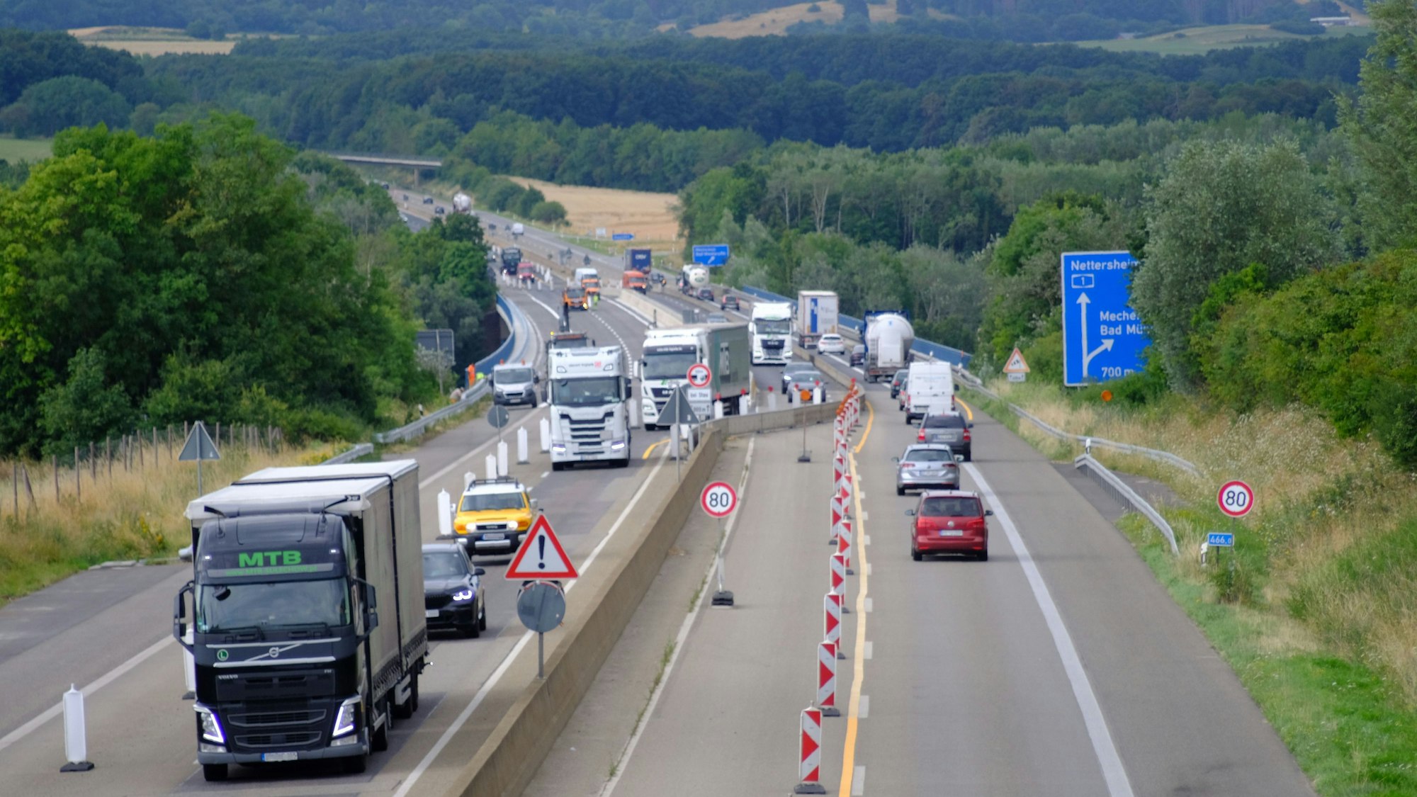 Bei Arbeiten an der Krebsbachtalbrücke wurde der Verkehr auf jeweils eine Fahrspur verengt.