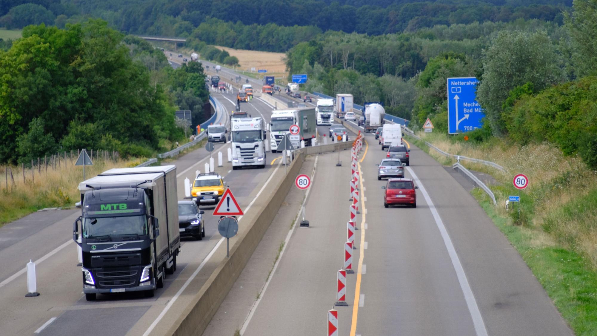 Autos und Lastwagen fahren auf der A-1 Brücke bei Mechernich, als dort noch eine Baustelle eingerichtet war.